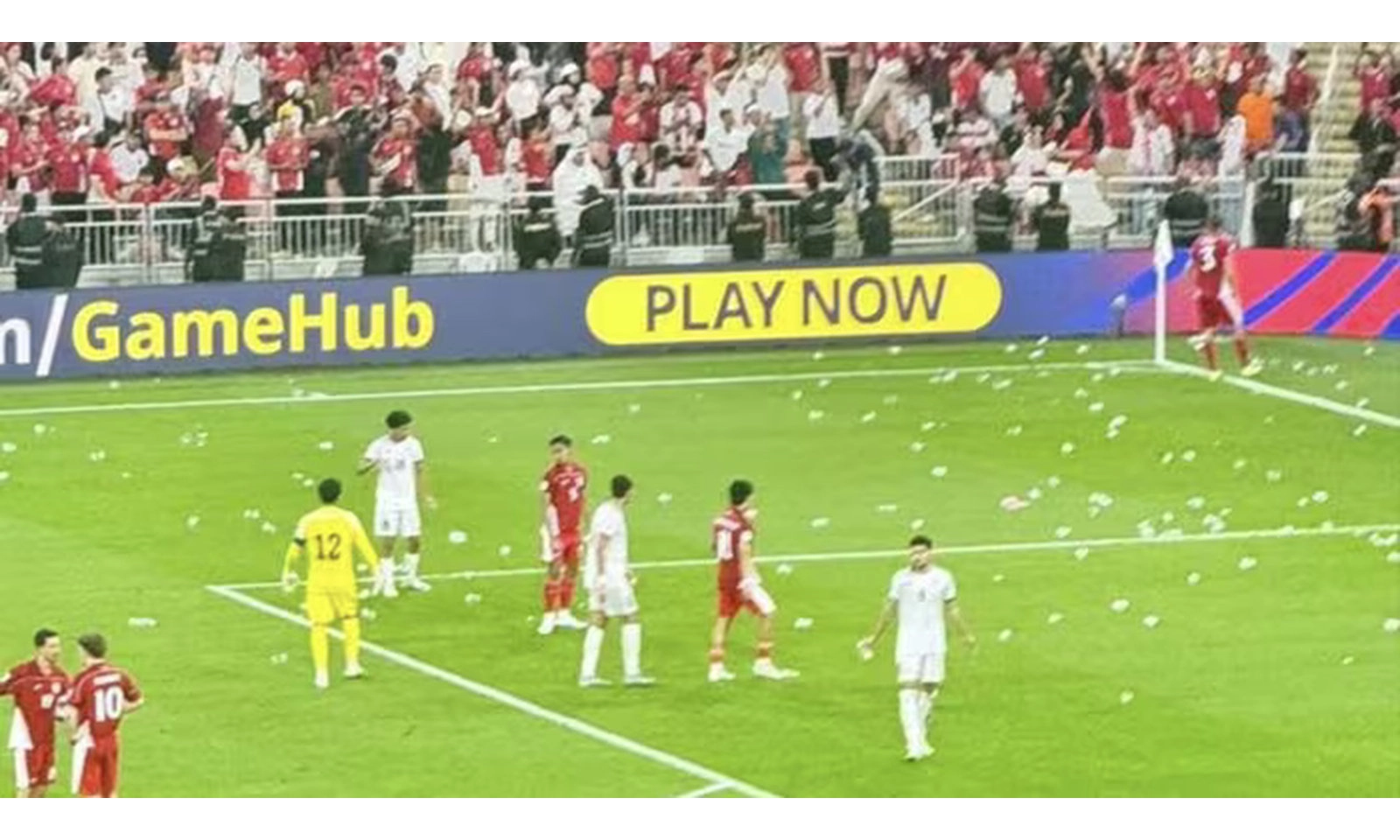 Indonesia vỡ mộng World Cup, CĐV ném vật thể lạ, trưởng đoàn xô trọng tài