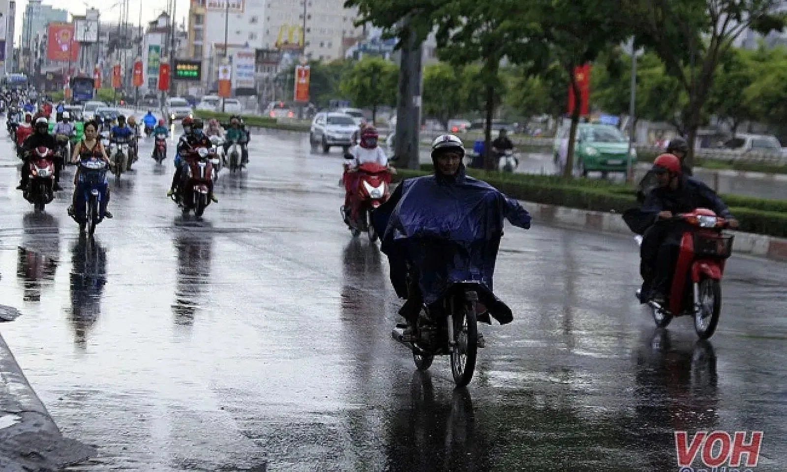 TPHCM mưa dông chiều và tối, nguy cơ ngập cục bộ khu vực thấp trũng