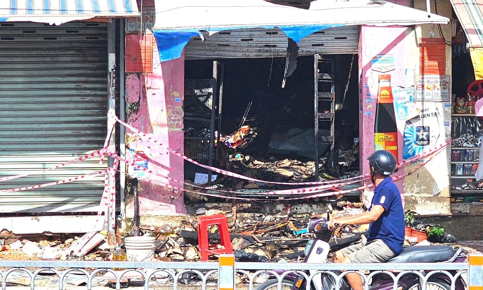 Cháy lớn tại tiệm tạp hóa ở TPHCM trong đêm