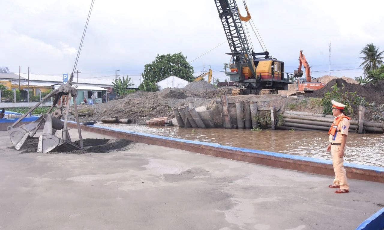 Phát hiện 3 phương tiện gắn thiết bị hút cát trái phép trên sông Tiền