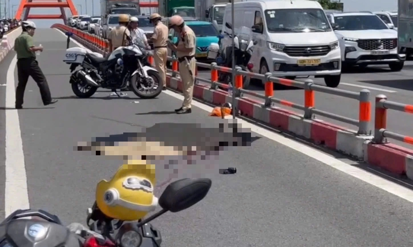 Người đàn ông tử vong trên cầu Bình Lợi, nghi do tai nạn giao thông