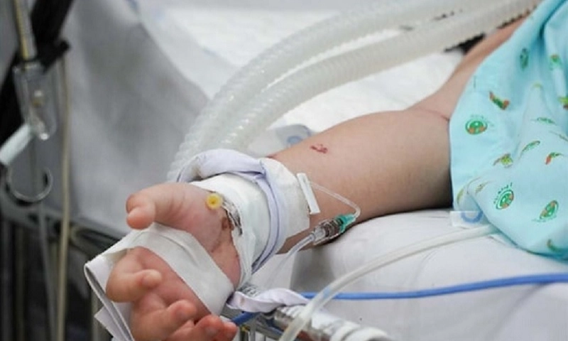 Cứu ngoạn mục bé trai 7 tuổi bị biến chứng sốt xuất huyết đến mức hôn mê gan, suy thận