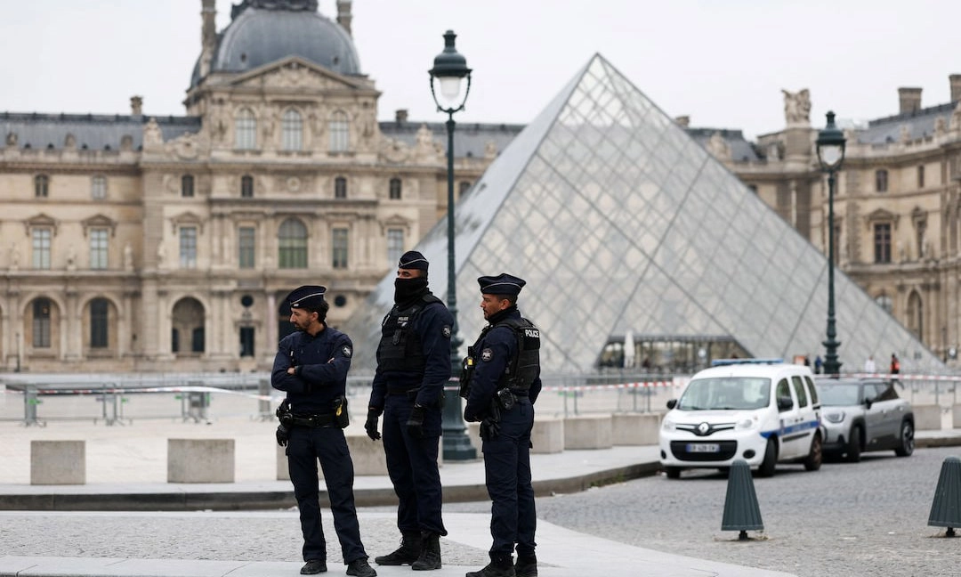 Bảo vật hoàng gia Pháp bị cướp táo tợn giữa ban ngày tại bảo tàng Louvre lừng danh