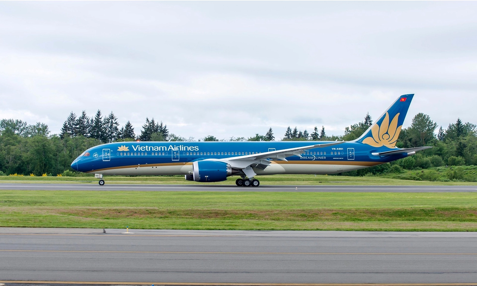 Vietnam Airlines hạ cánh khẩn cấp tại Hà Nội để cấp cứu hành khách gặp vấn đề sức khỏe