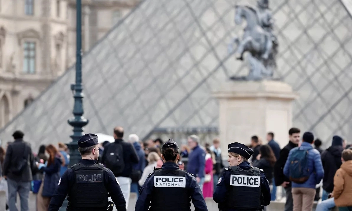 Pháp điều tra vụ trộm trang sức trị giá hơn 100 triệu USD tại Bảo tàng Louvre