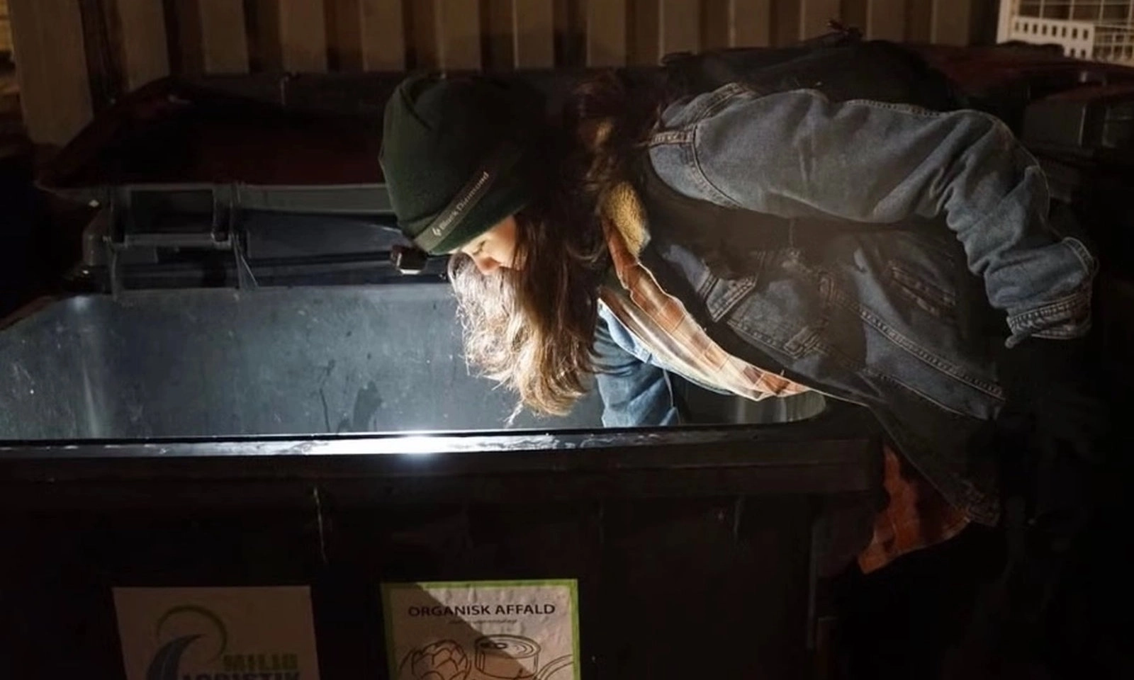 7 năm không tốn tiền ăn của cô gái sống nhờ đồ bị vứt bỏ