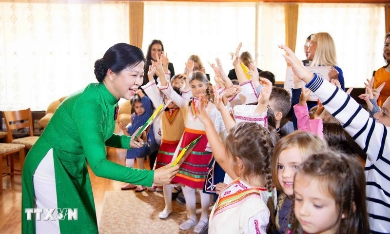 Phu nhân Tổng Bí thư Tô Lâm thăm Trường mầm non số 2 Zvanche của Bulgaria