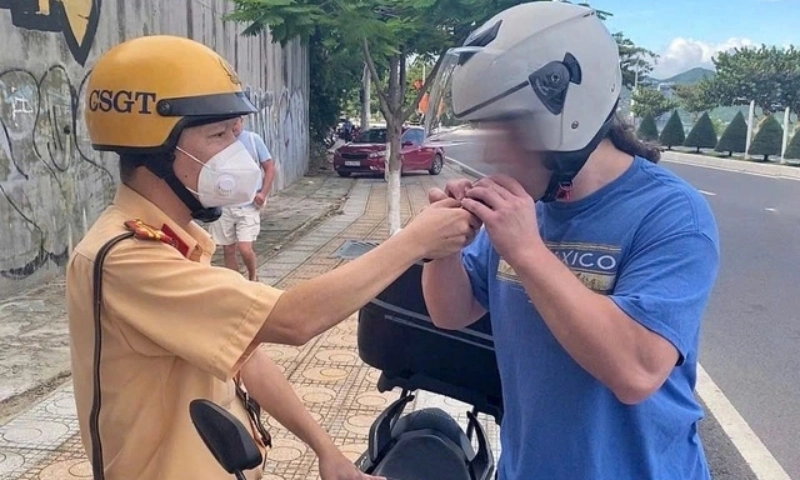 Siết quy định cho người nước ngoài thuê xe máy