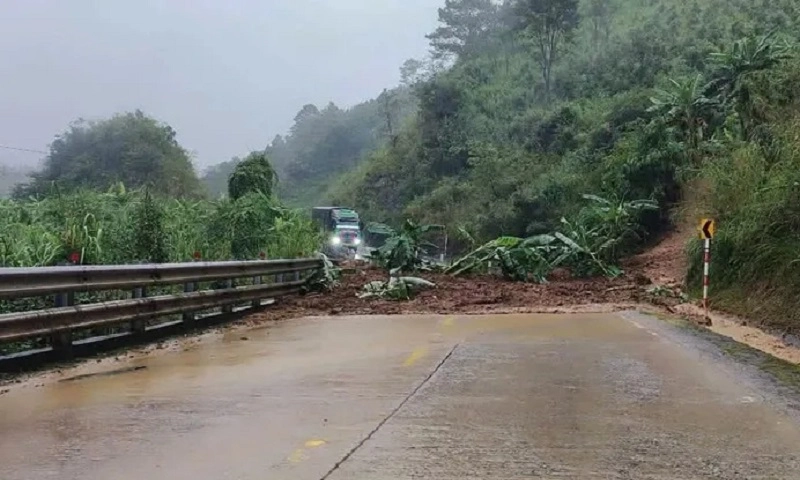 Mưa lớn gây sạt lở nhiều điểm trên đèo Lò Xo, cảnh báo nguy cơ mất an toàn giao thông