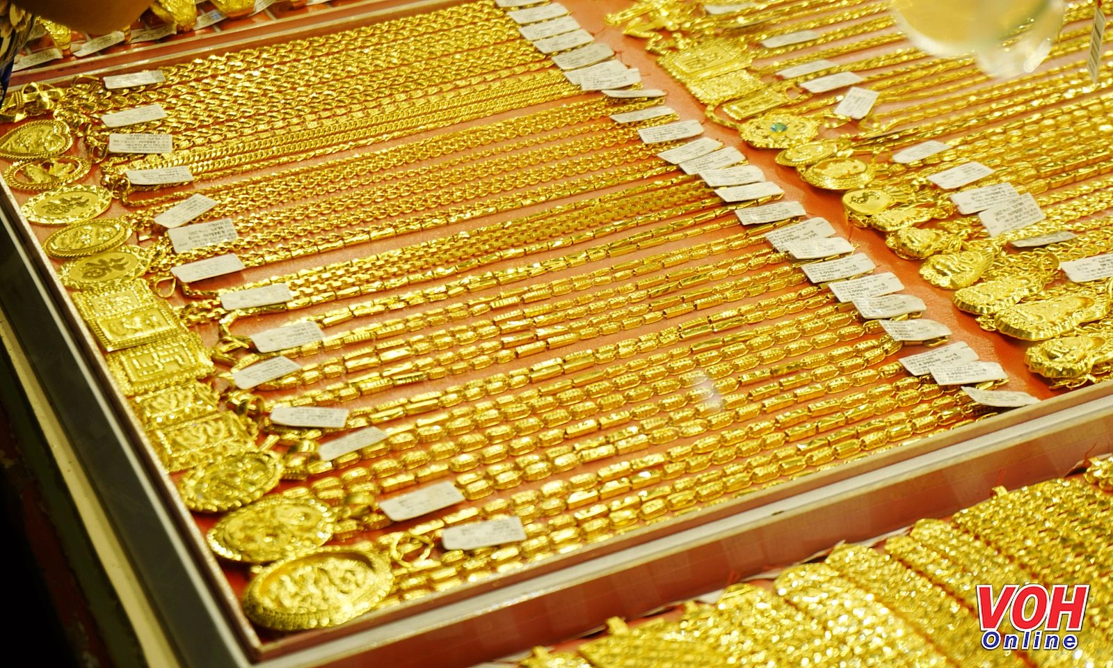 Giá vàng SJC giữ đỉnh 149 triệu đồng/lượng, chênh gần 19 triệu đồng so với thế giới