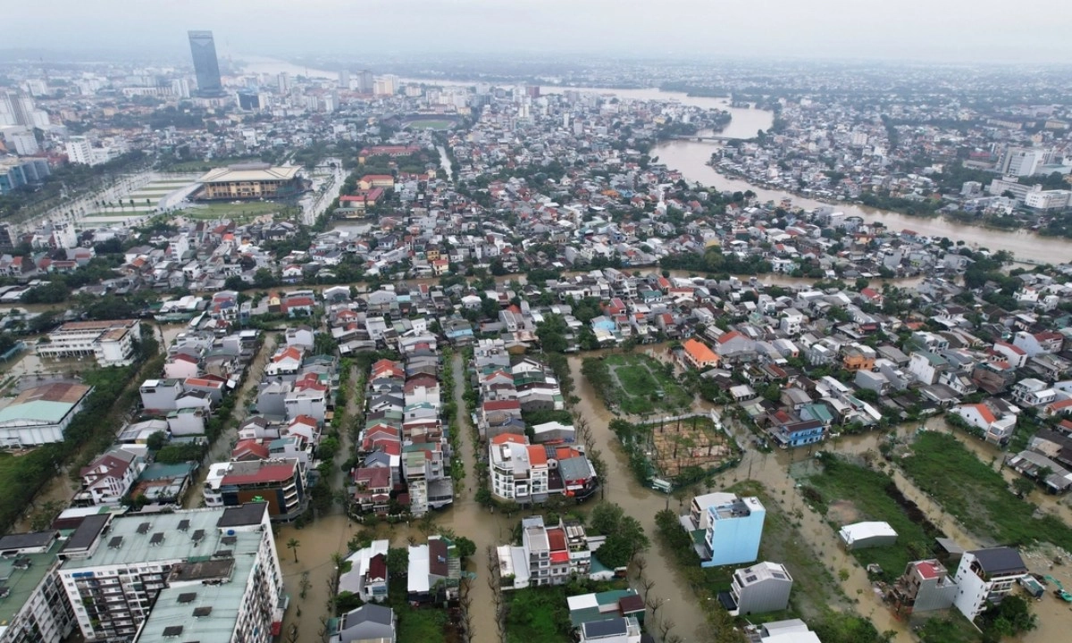 Huế: Kích hoạt còi cảnh báo, cao tốc La Sơn-Túy Loan tắc vì lũ