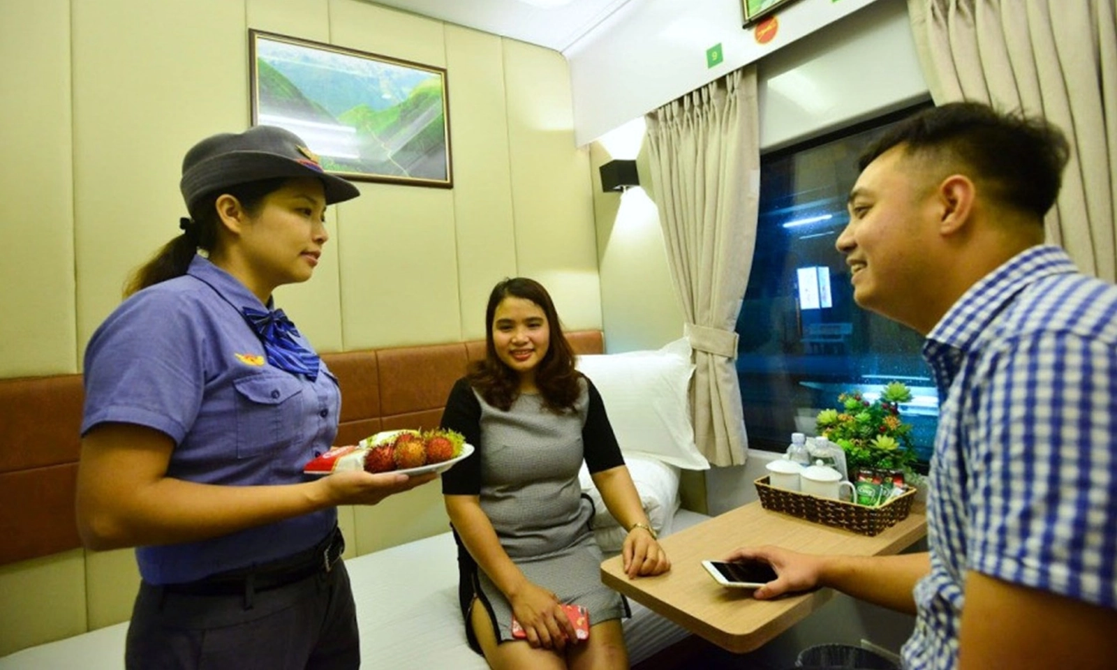 Ngày 27/10: Tàu chất lượng cao tuyến đường sắt Bắc-Nam tạm ngưng do mưa lũ, hành khách có thể trả vé