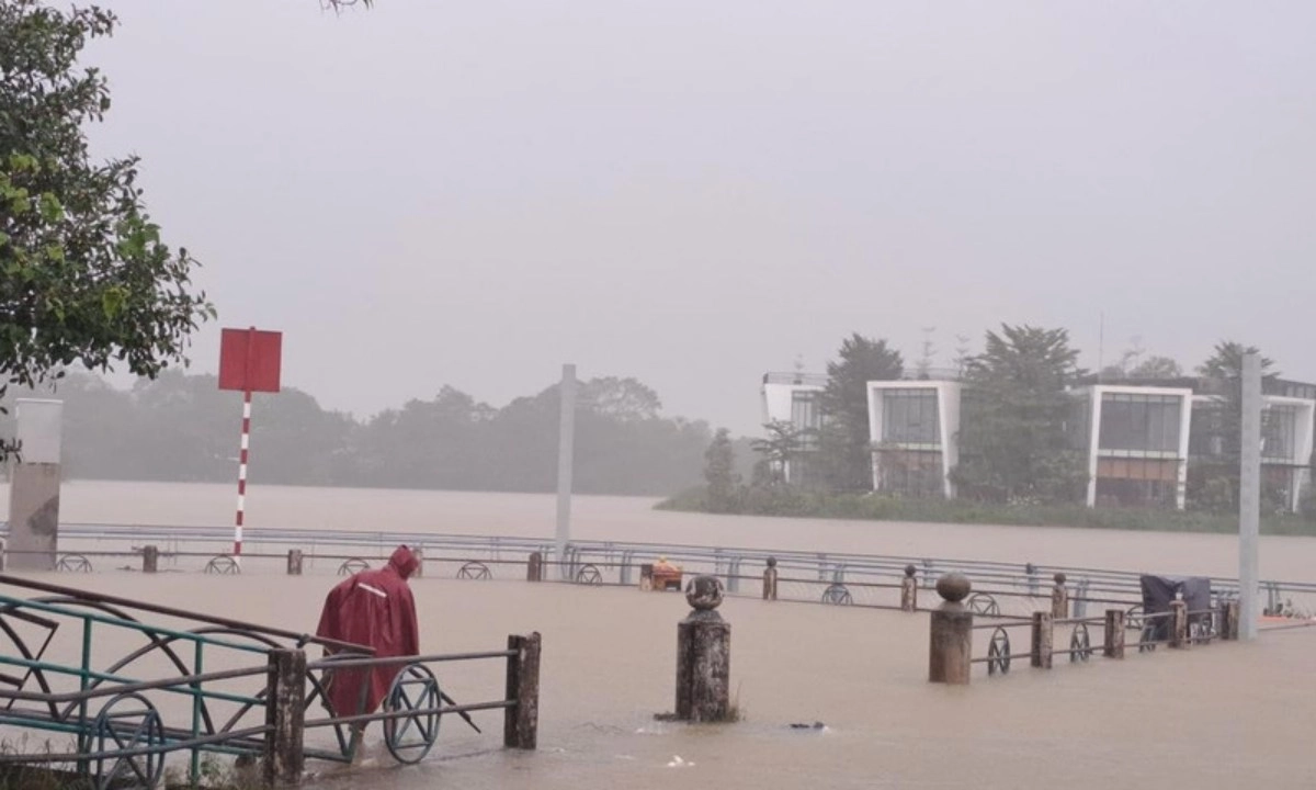 Huế cho học sinh nghỉ học ngày 27/10 do mưa lớn