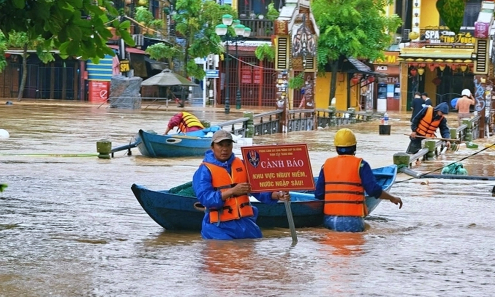 Tập trung ứng phó khẩn cấp, khắc phục hậu quả mưa lũ lớn tại khu vực Trung Bộ