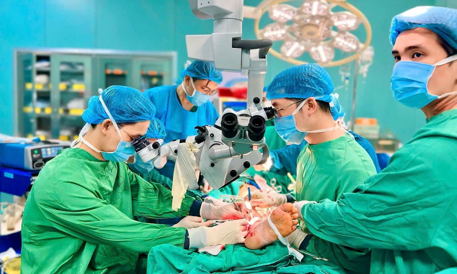 Cứu người phụ nữ suýt tàn phế vì nhiễm trùng gót chân