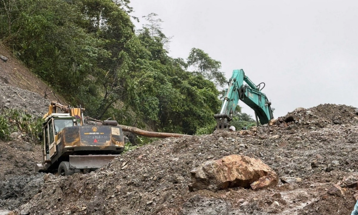 Đèo Lò Xo “đứt mạch” vì sạt lở: 70 người mắc kẹt giữa đèo