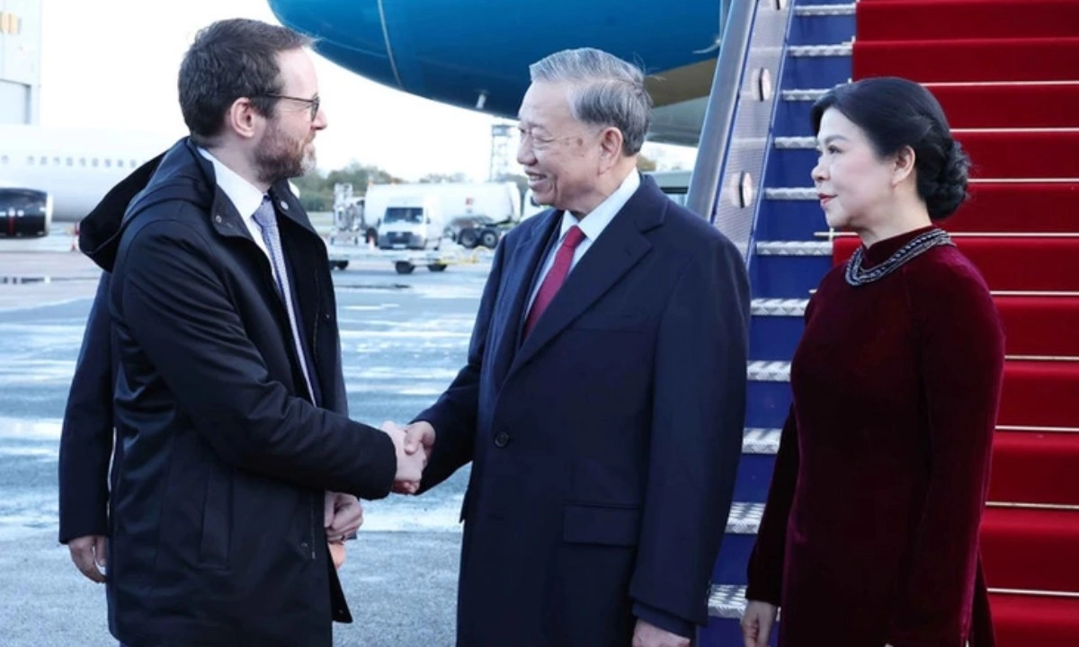 Tổng Bí thư bắt đầu thăm chính thức Vương quốc Anh