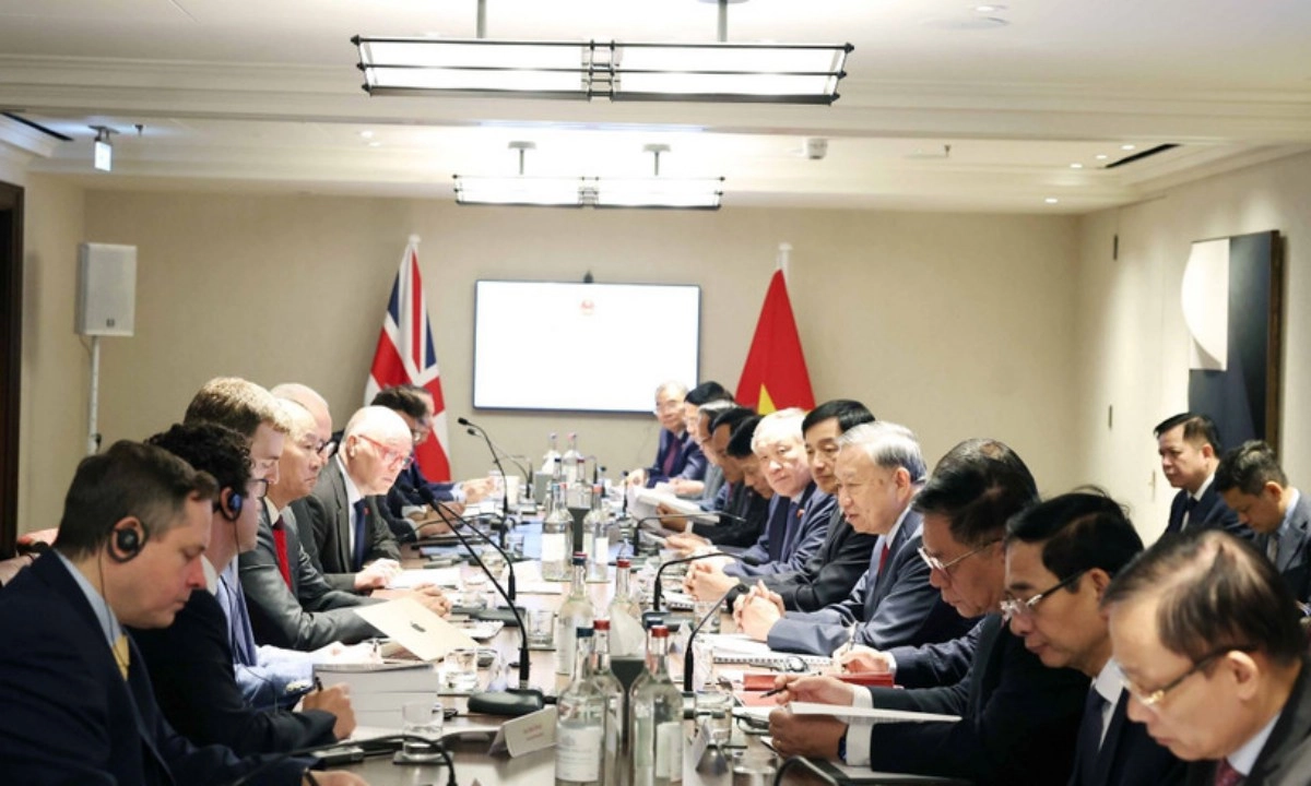 Tổng Bí thư mong muốn các chuyên gia Anh hỗ trợ Việt Nam phát triển AI, KH-CN