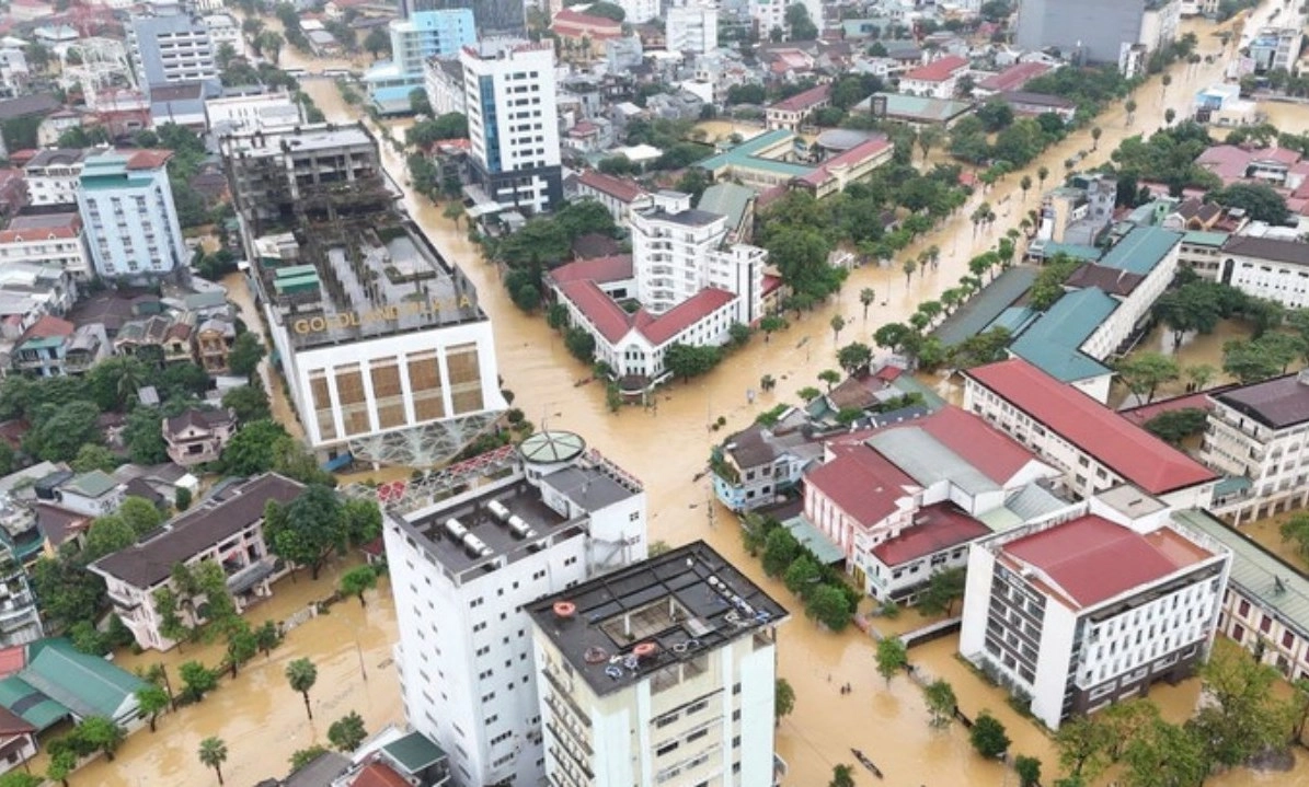 Trung Bộ oằn mình trong lũ: Hơn 100.000 nhà ngập, giao thông “đứt mạch”