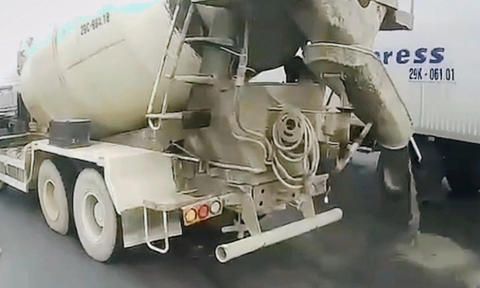 Người dân quay cảnh xe bồn làm vãi bê tông ra đường rồi báo CSGT, tài xế xe bồn bị triệu tập ngay