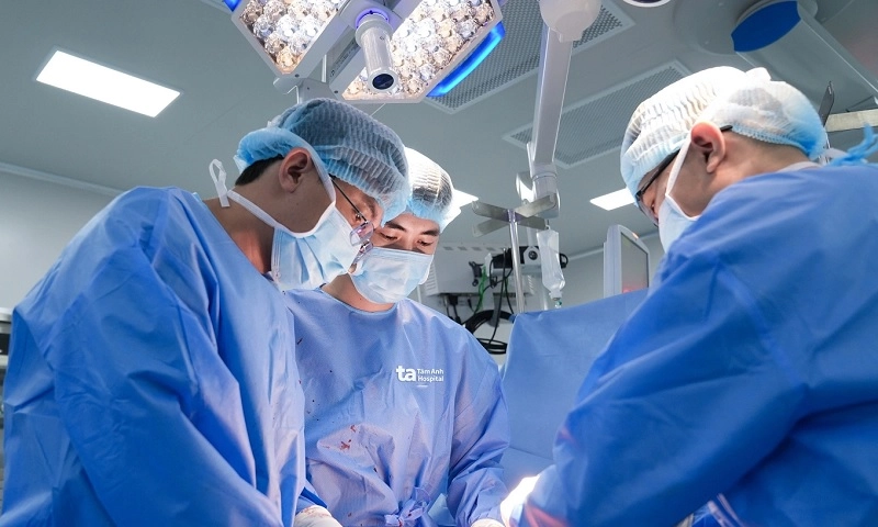 Thay khớp háng nhân tạo cho cụ ông 101 tuổi