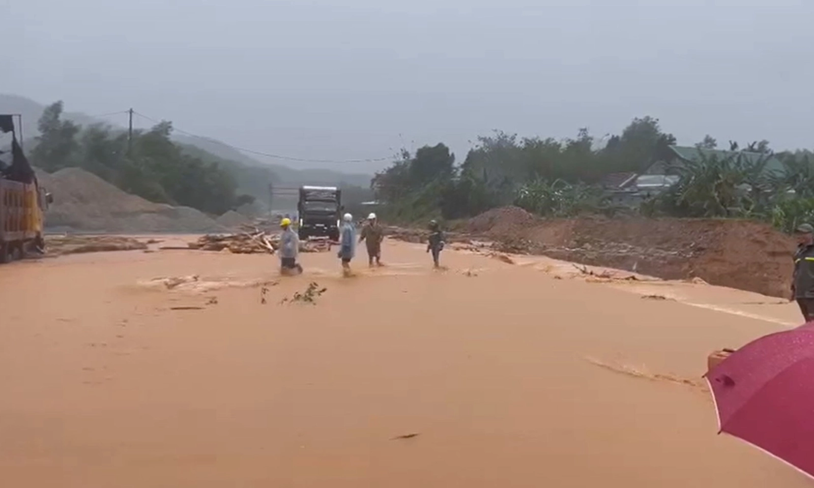 Cần có giải pháp căn cơ, không để tái diễn sạt lở, ngập lụt tuyến cao tốc La Sơn – Hòa Liên