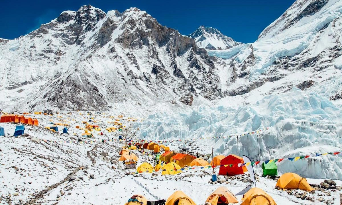 Everest đóng cửa du lịch vì mưa tuyết bất thường, trực thăng cứu hộ gặp sự cố