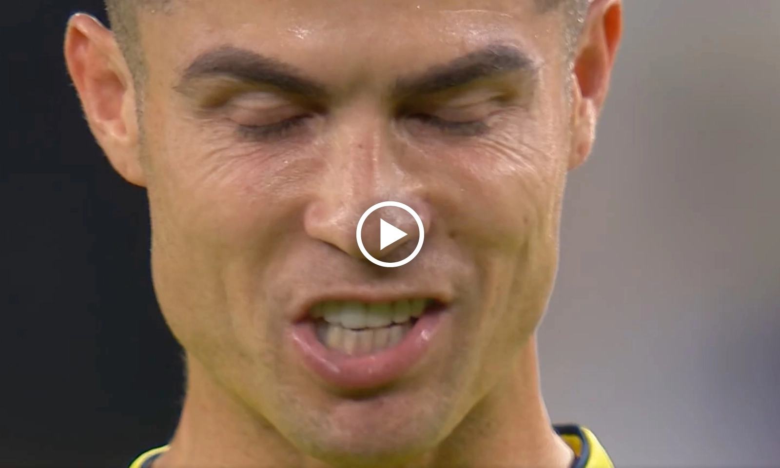 VIDEO: Ronaldo lẩm bẩm đọc thần chú bất thành, ôm hận trước Benzema