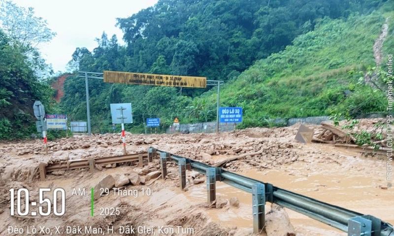 Đường Hồ Chí Minh qua Quảng Ngãi ách tắc do sạt lở