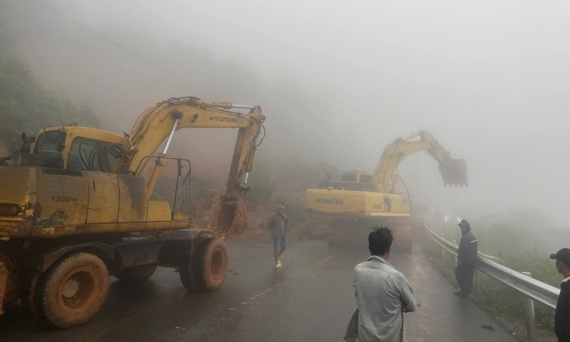 Mưa lớn gây sạt lở đèo Đại Ninh, quốc lộ 28B tạm ách tắc