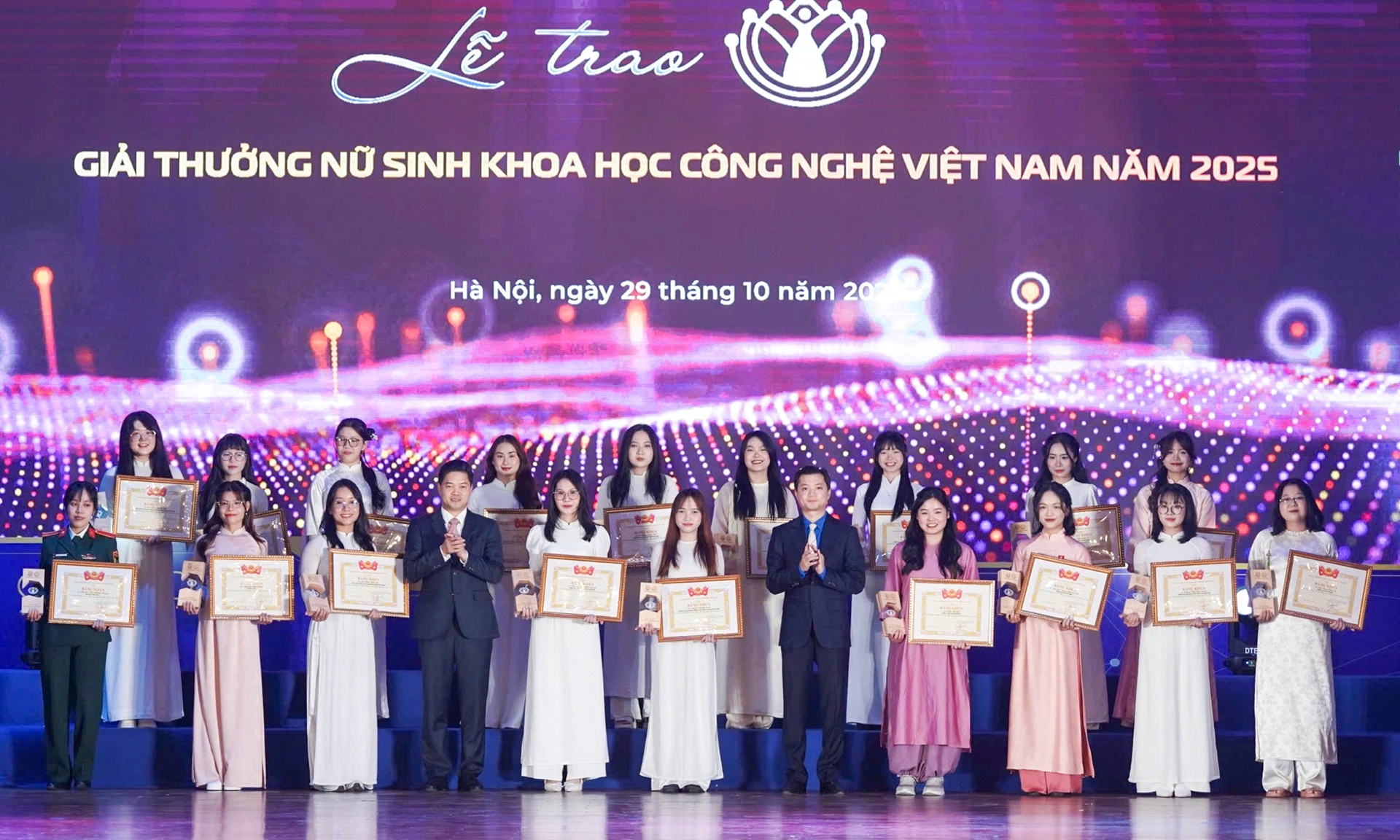 Hai nữ sinh trường Đại học Bách Khoa được trao giải “Nữ sinh Khoa học Công nghệ Việt Nam năm 2025”