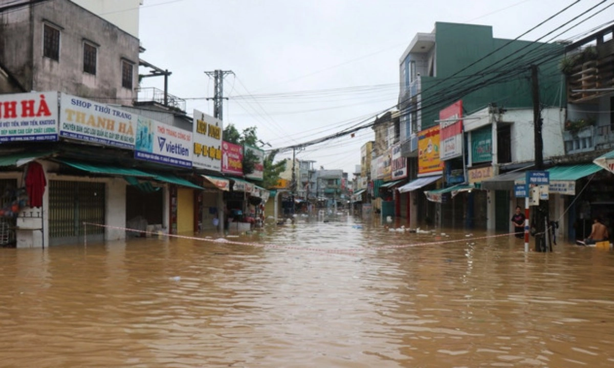Mưa lớn ở Trung Bộ: 90 xã phường ngập, 20 tuyến quốc lộ tê liệt