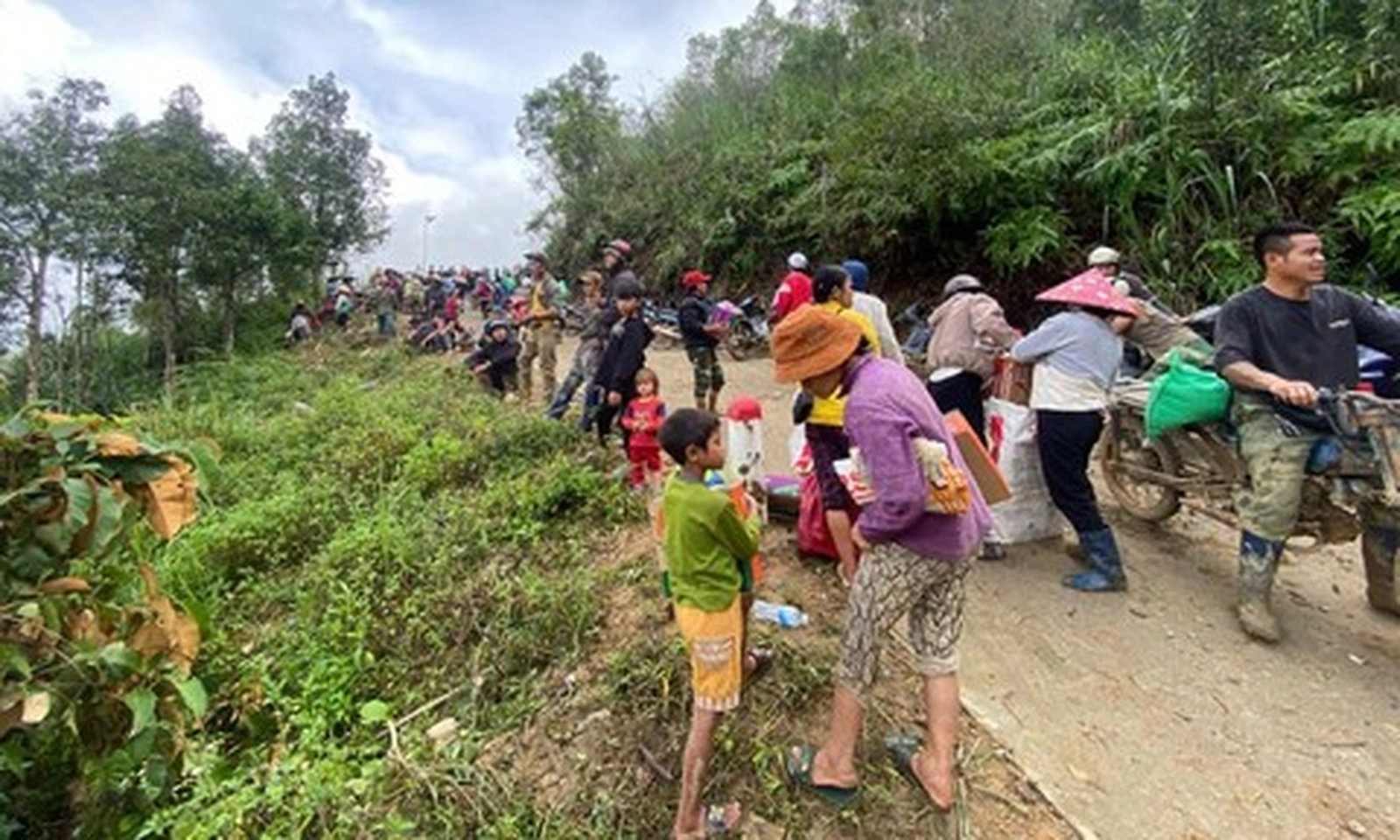 Hàng trăm người vượt núi sạt lở đem hàng cứu trợ cho 1.700 dân bị cô lập