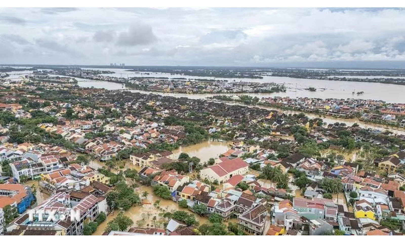 Mưa lũ miền Trung: 24 người chết, hàng trăm ngàn nhà ngập