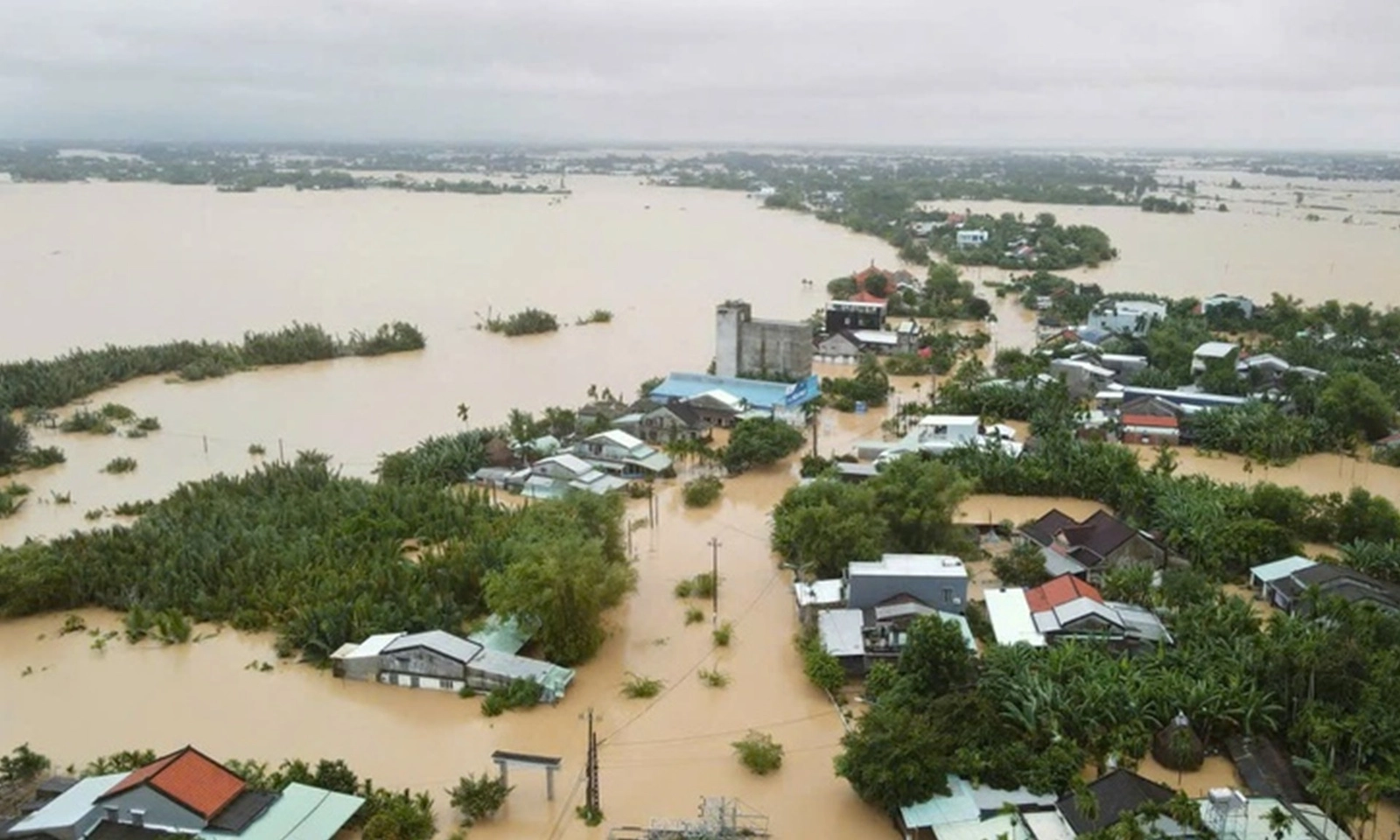 Khẩn cấp xuất cấp gạo, lương khô cho người dân các địa phương bị ảnh hưởng bởi mưa lũ