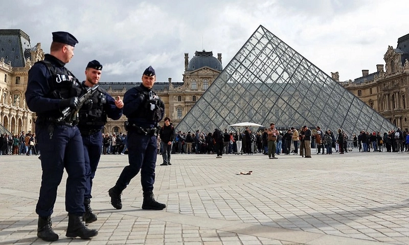 Pháp bắt thêm 5 nghi phạm trong vụ trộm trang sức tại bảo tàng Louvre