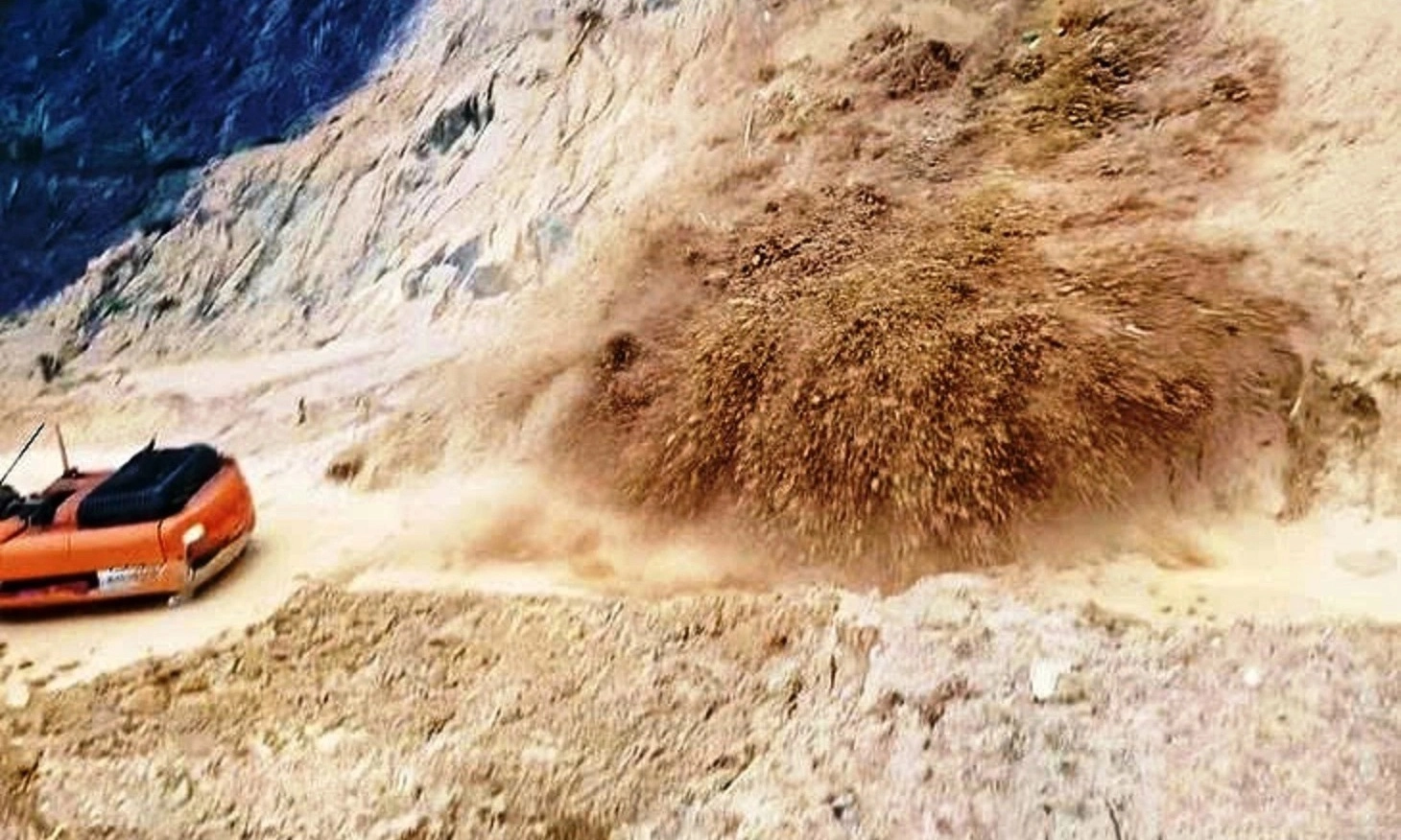 Đà Nẵng: Tái diễn sạt lở núi ở xã Trà Tân, xe múc bị vùi lấp