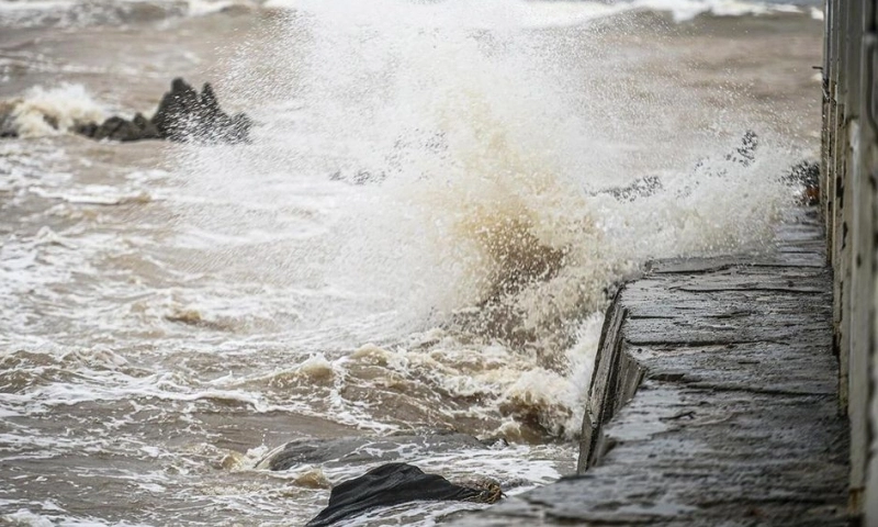 Biển Đông xuất hiện vùng áp thấp, mưa lớn kéo dài ở Trung Bộ