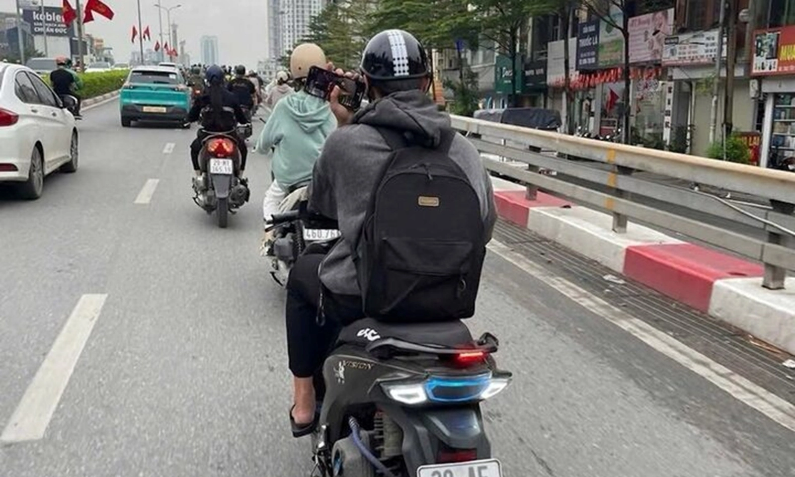 Vừa chạy xe máy vừa lướt điện thoại, nam thanh niên bị xử phạt, trừ 4 điểm GPLX