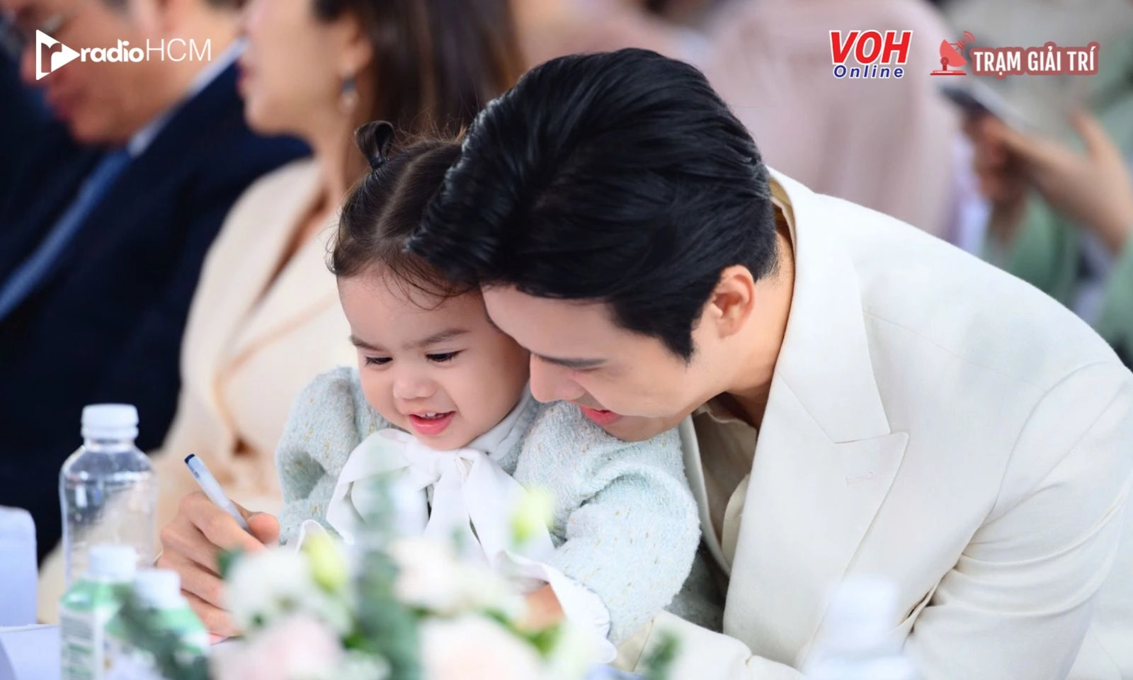 Bố bỉm Lâm Thành Kim khiến cộng đồng mạng tan chảy vì cách yêu con