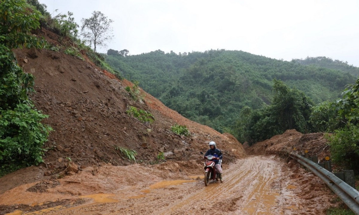 Đà Nẵng: Sạt lở đất, cuốn trôi 6 căn nhà