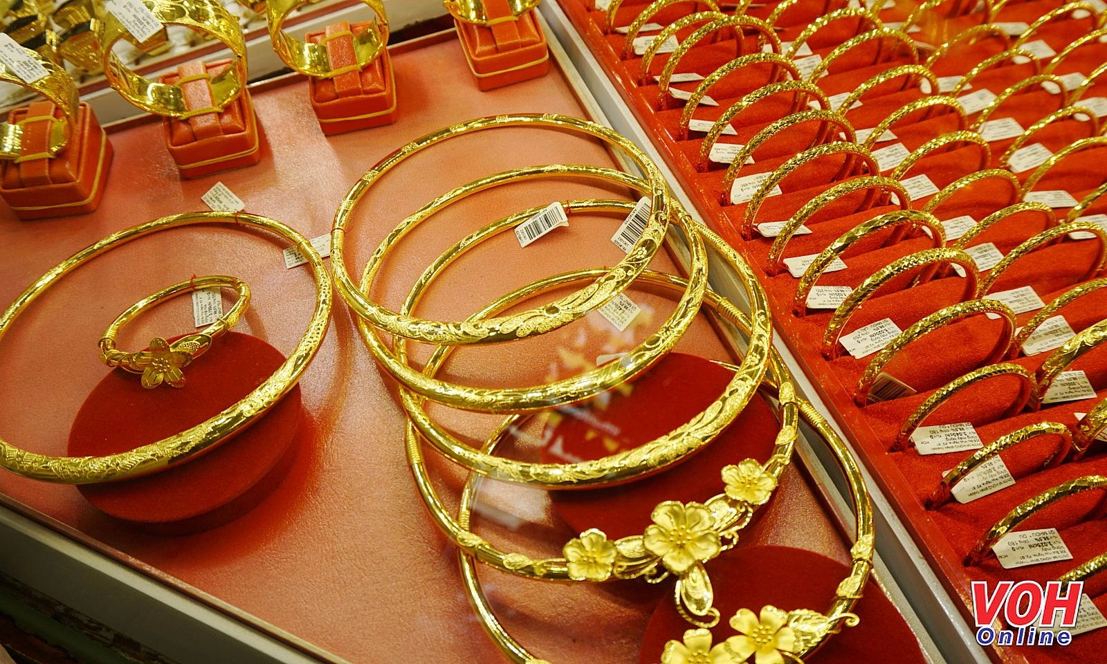 Giá vàng 2/11: SJC và PNJ giảm nhẹ ở chiều mua, thị trường trong nước vẫn ổn định