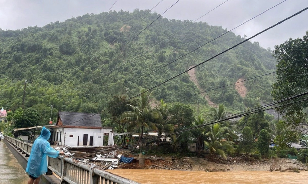 Huế khẩn cấp sơ tán vì sạt lở: Nứt đỉnh đồi 50m ở Thượng Long