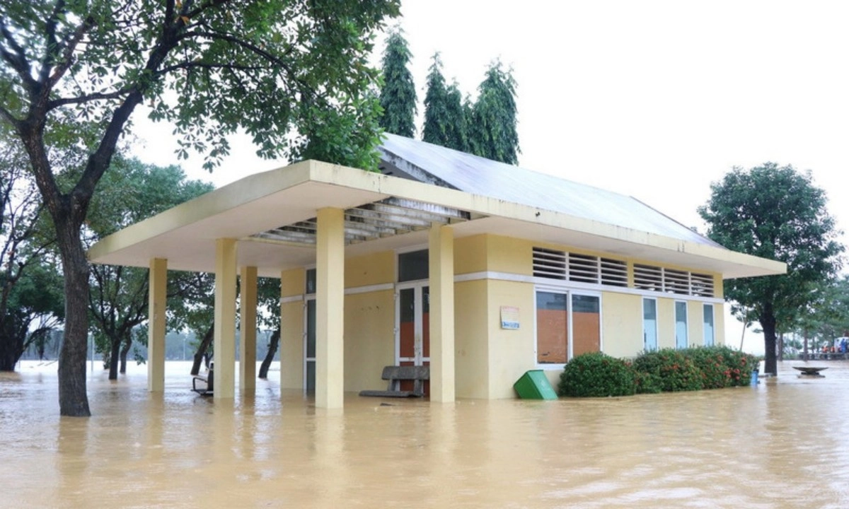 Huế: Học sinh tiếp tục nghỉ học ngày 3/11 để tránh mưa lũ