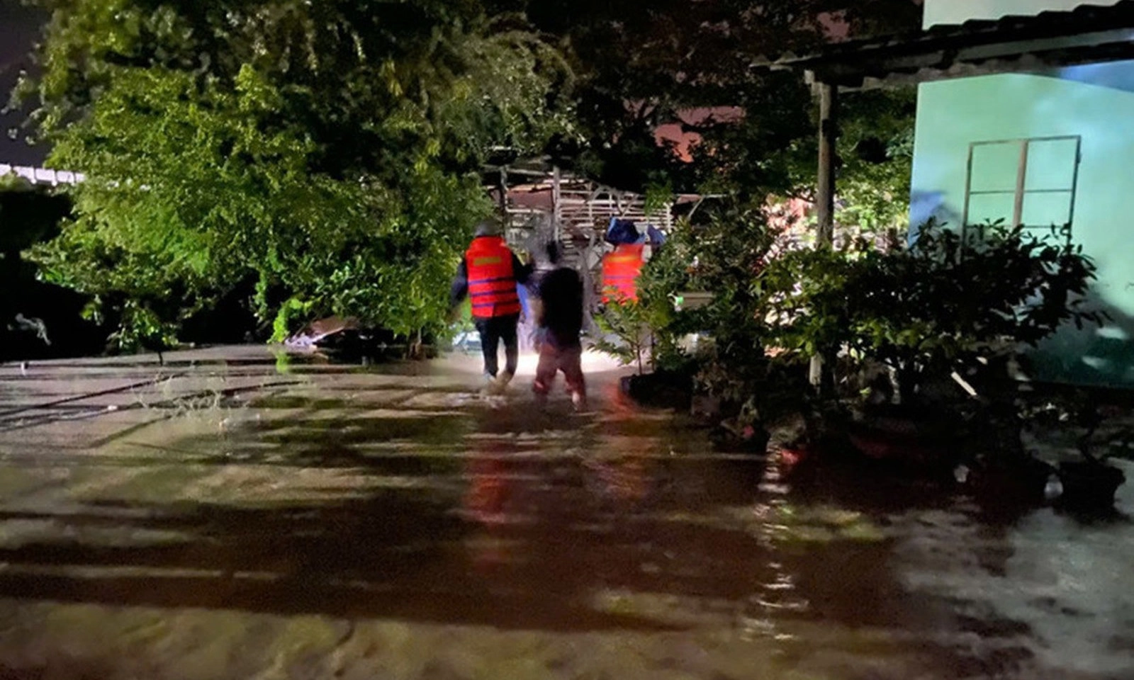 Lâm Đồng: Hồ chứa trang trại vỡ sau mưa lớn, cuốn trôi ba người