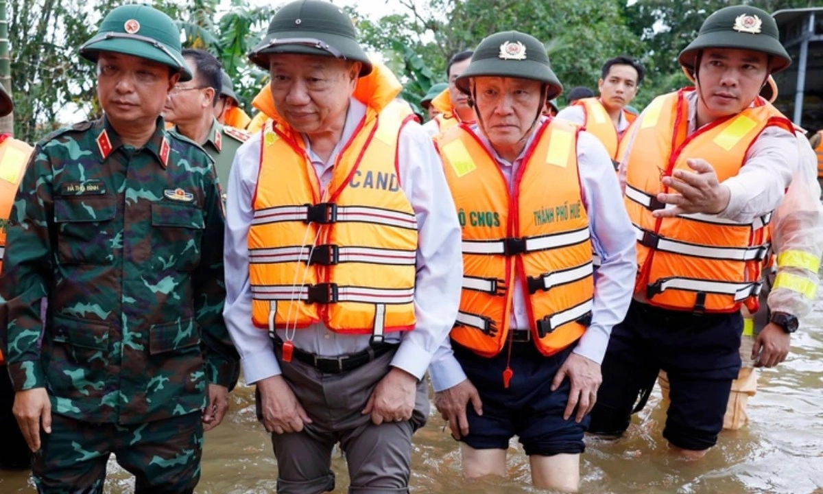 Tổng Bí thư thăm người dân bị ảnh hưởng do mưa lũ tại thành phố Huế