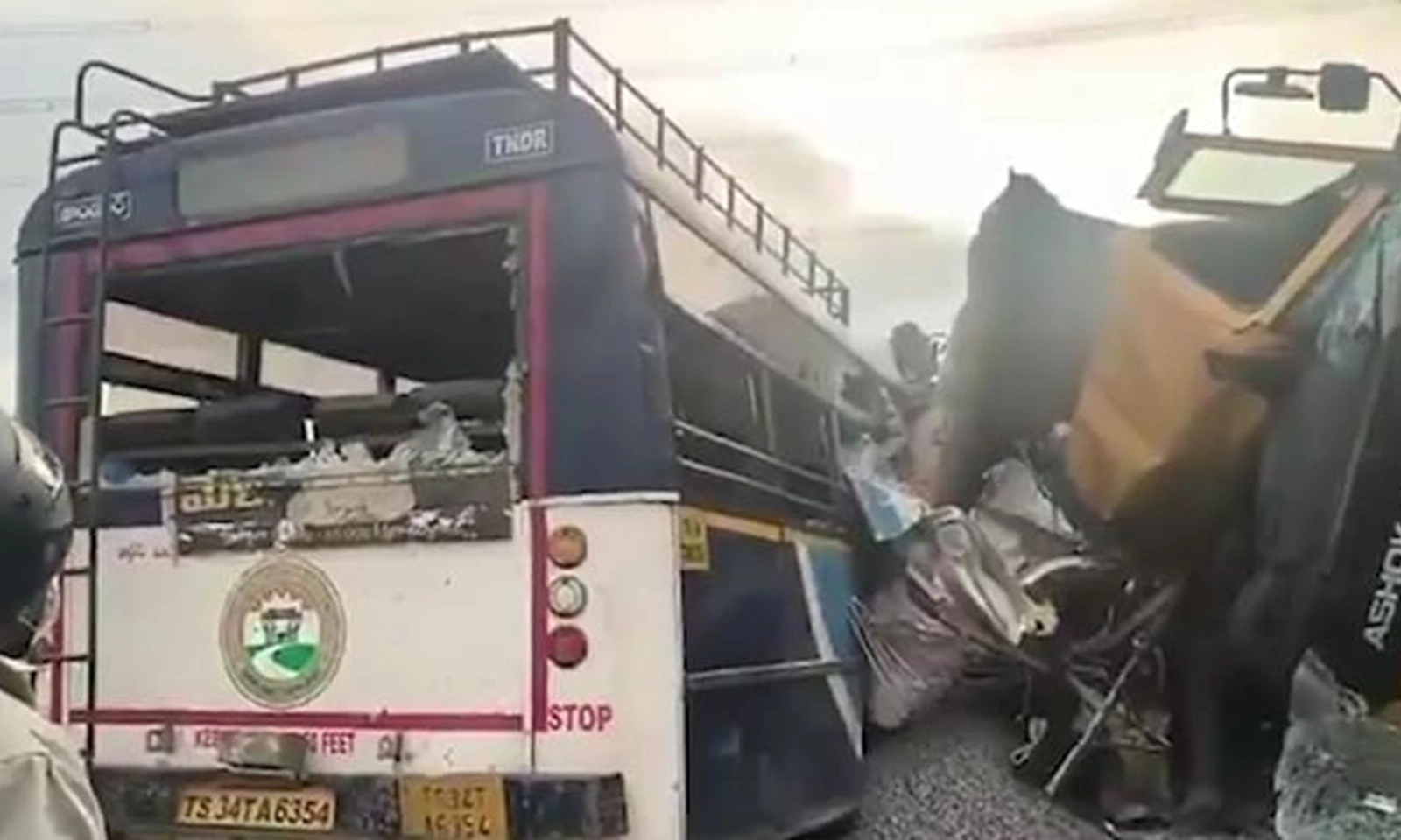 Xe tải chạy ngược chiều đâm trực diện vào xe buýt khiến 19 người thiệt mạng