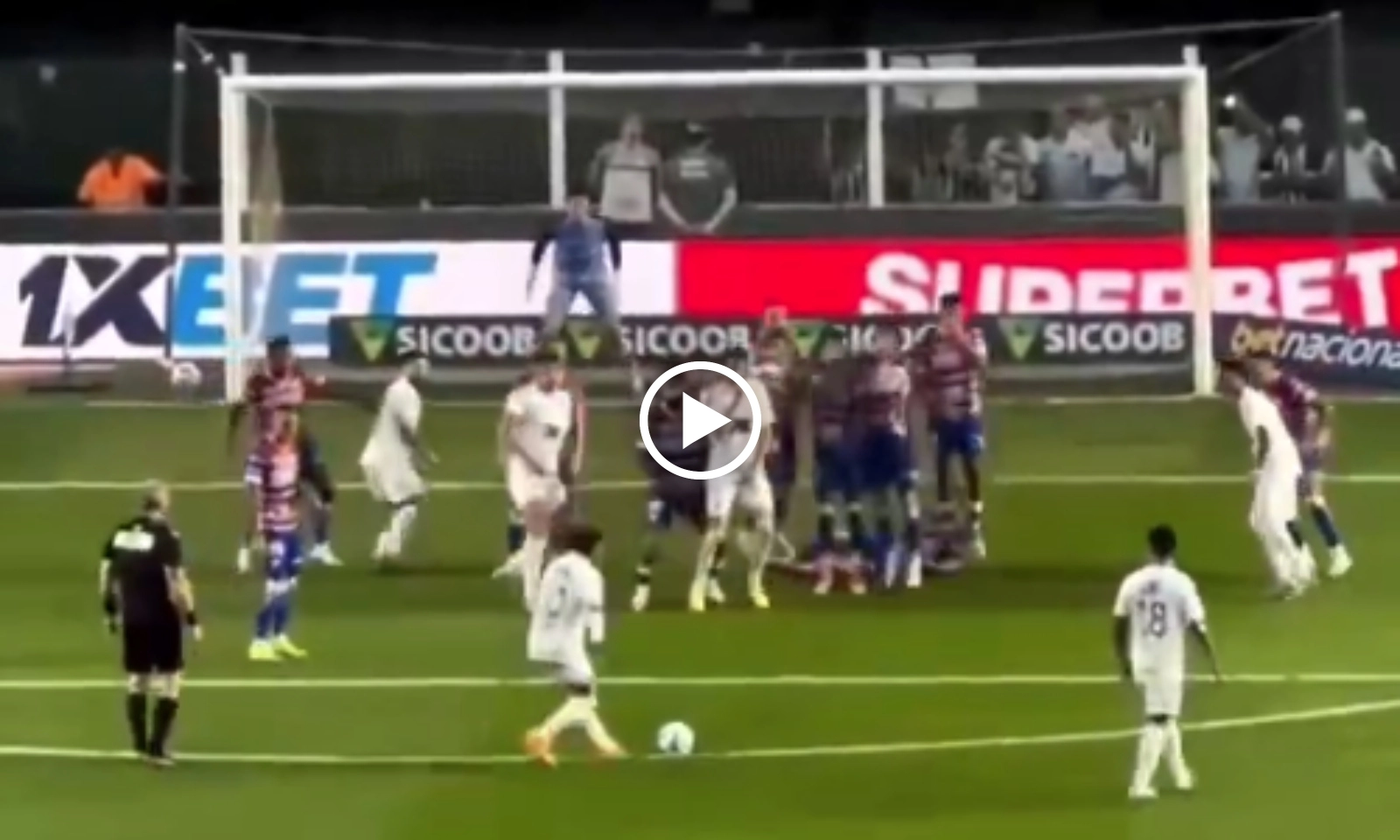 VIDEO: Neymar sáng tạo kiểu sút phạt mới, đối thủ bị sập bẫy