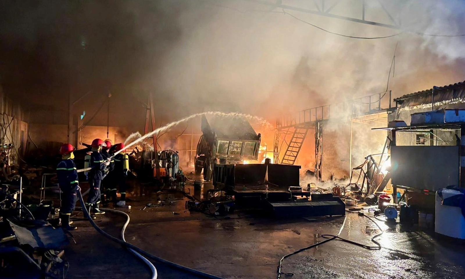 Kịp thời khống chế đám cháy tại ga ra sửa xe ô tô