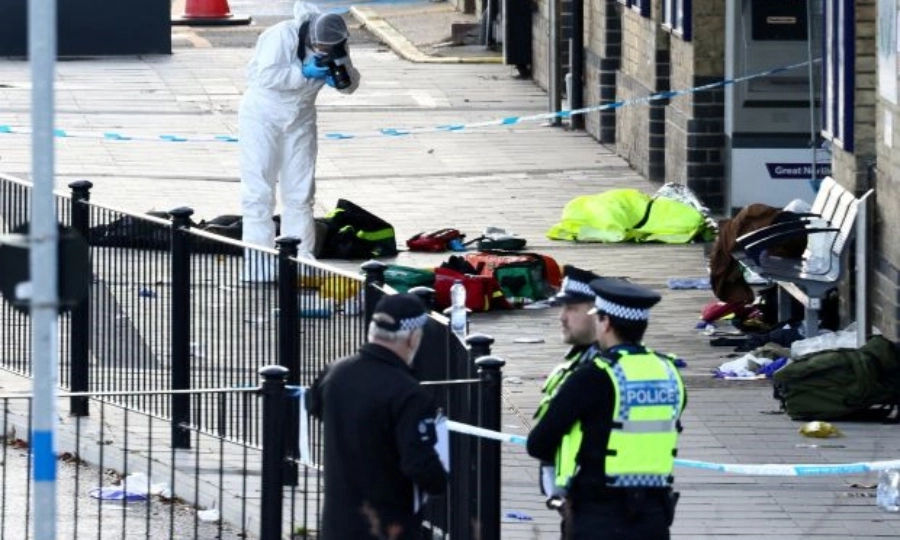 Nghi phạm đâm dao hàng loạt trên tàu điện ở Anh bị truy tố 11 tội danh mưu sát